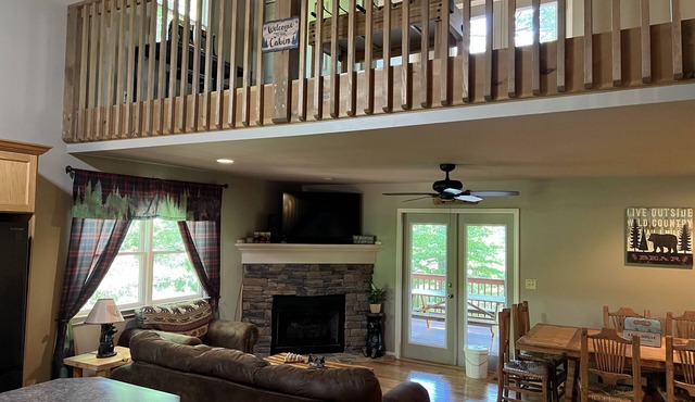 Cozy Coosawattee Cabin on top of Eagle Mountain with hot tub, fire pit and fun!