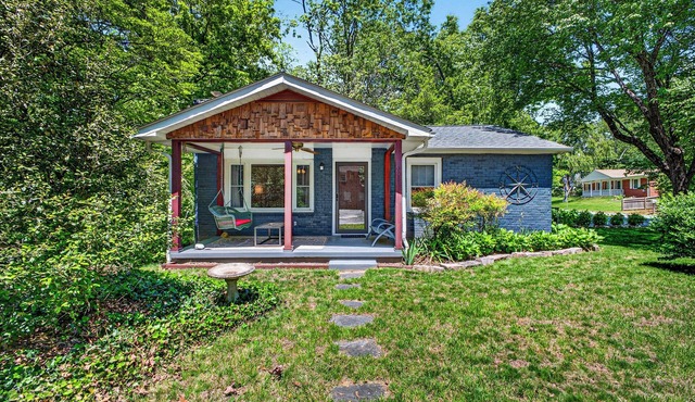 Cozy Cottage - Walk to Town