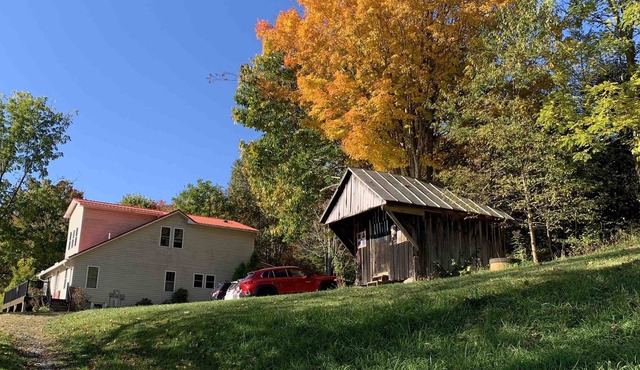 Cozy farmhouse with jacuzzi 10 min from Lansing, NC and Grayson Highlands