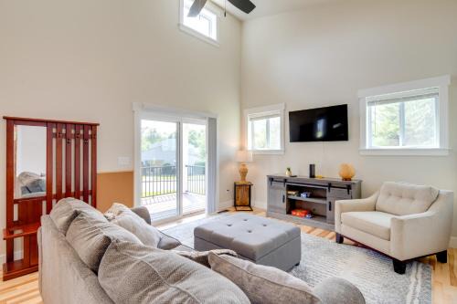 Cozy Hendersonville Home .05 Mi to Acusta Trail