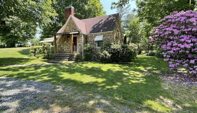 Cozy mountain home close to the New River, Blue Ridge Parkway and ski slopes.