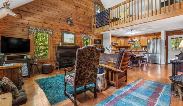 Cozy, private, tranquil mountain getaway in Otto NC near babbling creek.