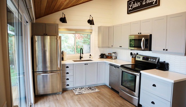 Cozy Waterfront cottage on Buckhorn lake with hot tub in Ennismore