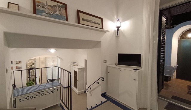 Detached Capri-style house, centrally located in Anacapri, 3 bedrooms, kitchen, and patio, WiFi