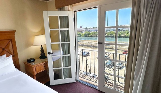 Downtown Laredo Stay with Two Pools, Airport Shuttle, Grill & Hot Tub in Laredo