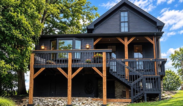 Downtown Riverfront Cottage in Madison