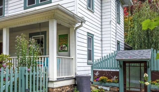 Downtown Studio Apartment in Dragonfly Cottage