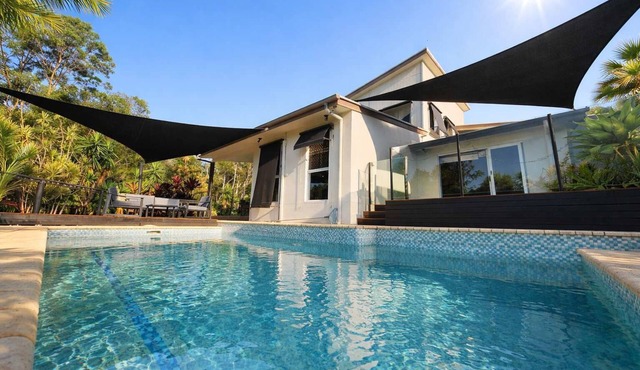 Dreamworld Home with Pool, BBQ, WI-FI and Backyard