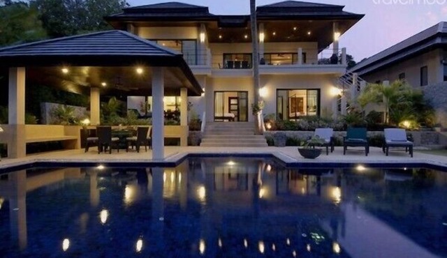 Emerald Villa: 8 Bedrooms, Private Pool, Near Beach, sleeping 16+ guests