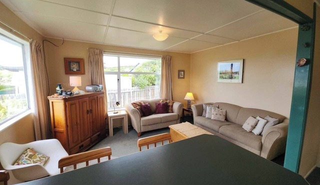 Esplanade Escape – Classic Coastal Cottage