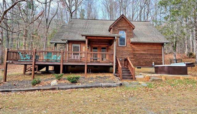 Experience relaxation in the spacious Phoenix Cabin, Jefferson, NC, perfect for 10 guests.