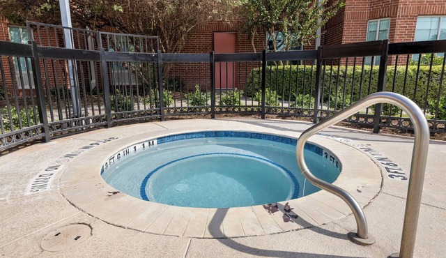 Explore Houston’s Attractions from a Quiet Room, Perfect for a Relaxing Stay in Houston