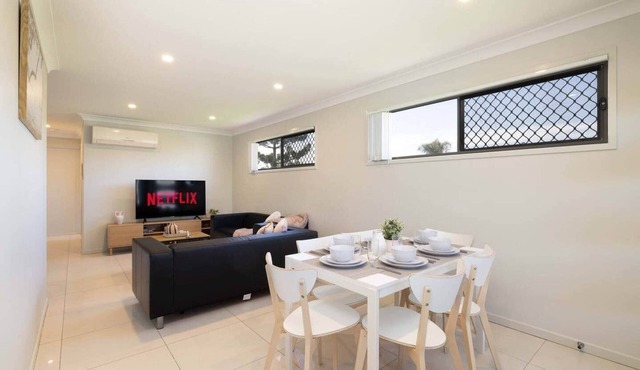 Family Rocklea 3BR | Spacious | AC | 220D3