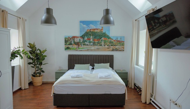 Family suite in old city with free parking, BRIDGE APARTMENTS