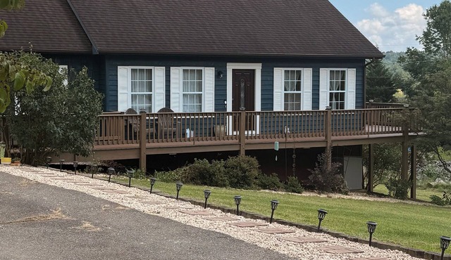 Fantastic view of Mt. Jefferson; 2-bedroom house in charming Jefferson