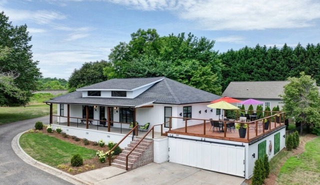 fire pit+corn hole+bikes+gym+golf pass | Art inspired retreat in Cramerton