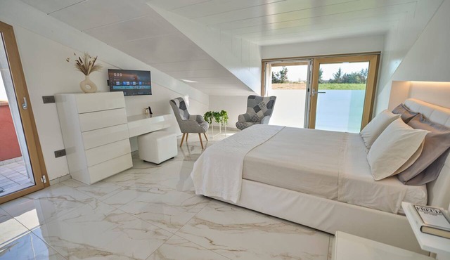 For Families & Relaxation: SUNSTYLEHOUSE in Rimini with a fenced-in garden and parking in Emilia-Romagna