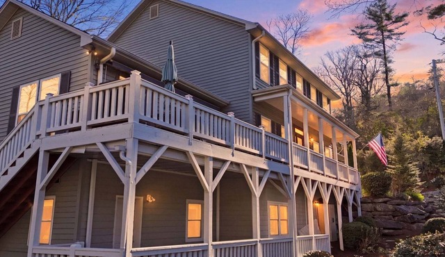 Forget-Me-Not: Spacious 6-Bedroom Retreat, Walk to Downtown