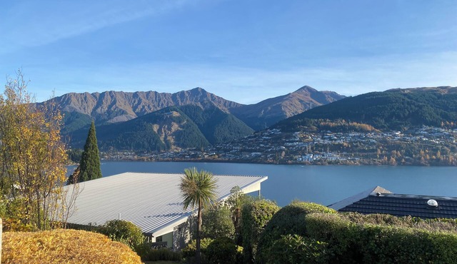 Garden apartment, lake + mountain views, sunny, near ferry to town, sleeps four