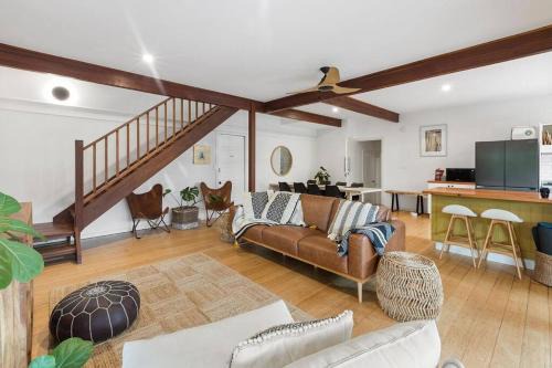 Garden Oasis-2br -1 min from the beach & pet friendly!