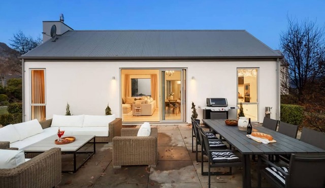 Glebe Villa - The perfect Arrowtown getaway with spacious living, spa, tennis courts and pool!