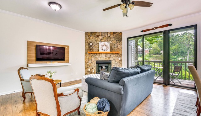 Golfer's Oasis! Mtn Cabin w/Balcony in Burnsville