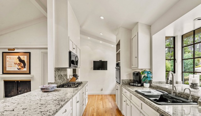 Golfers Delight Pebble Beach Close to Lodge: LX55