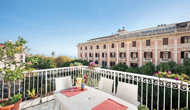 Guest House 'Divina Salerno Centro' with Sea View, Wi-Fi and Air Conditioning