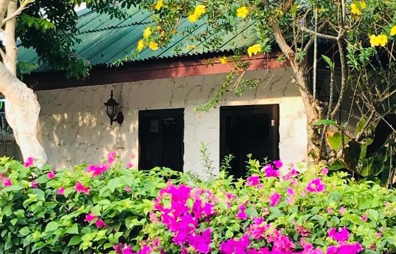 Guest House, shared pool, private bathroom and kitchen
