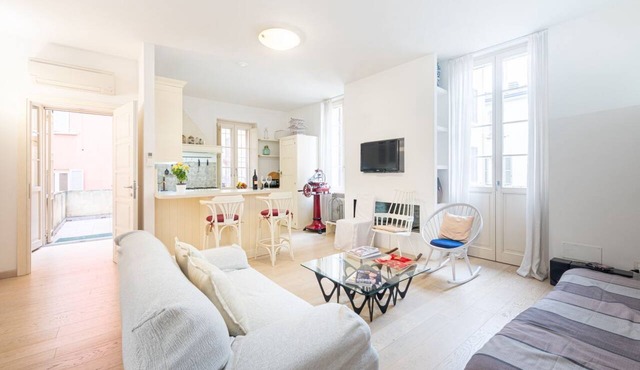 GuestHost - Comfortable apartment located on the second floor, of three in total, of a walk-up building.In 90 square meters of space it comfortably accommodates 4 people with a double bedroom and a single sofa bed in the living room.The property is locat in Parma