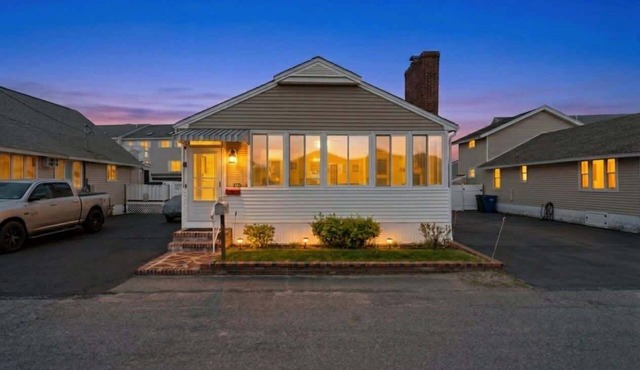 Harris Ave Hideaway | Harbor Deck | Walk to Beach in Hampton