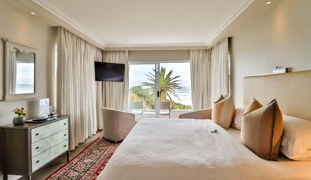 Hermanus Beachfront Lodge
