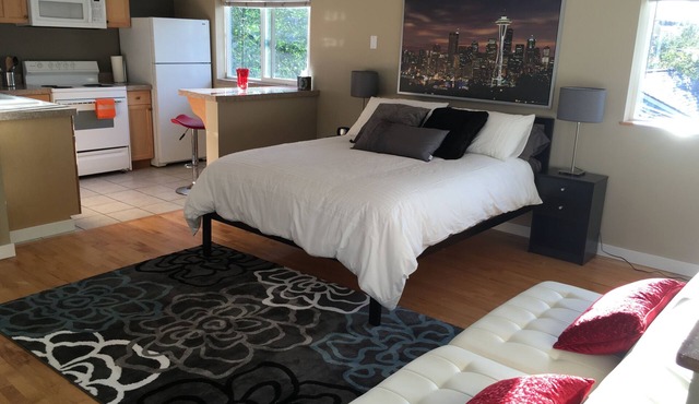 Hill Top Flat with Parking in Seattle