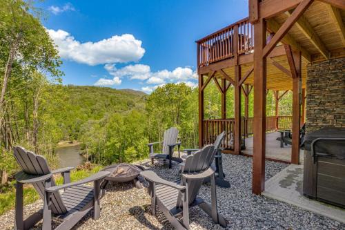 Hot Tub & Game Room: Lakefront Cabin in Elk Park!