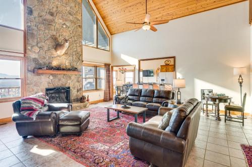 Hot Tub, Mtn Views & Games! Hayesville Home