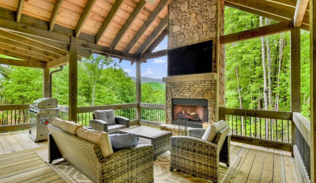 Hot Tub-Pool Table-Outdoor Living Area-wifi-2 gas fireplaces-Rafting Nearby