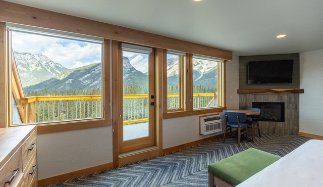 Hotel Canoe and Suites in Banff