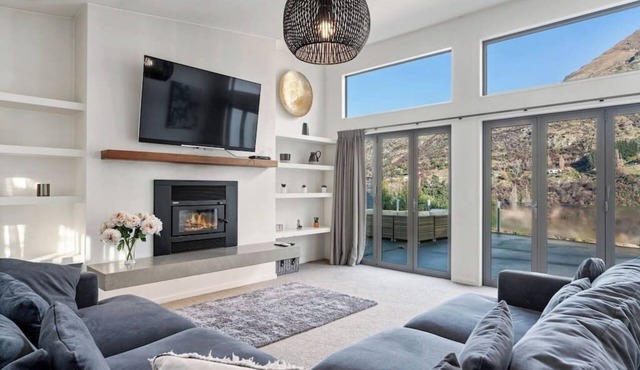 Huge & Stylish on Shotover, 4 Bedrooms