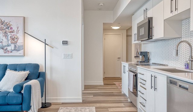 Hydropool Spa HotTub/Bowling Alley/Sauna/Patio/BBQ/Games - Gorgeous Corner Condo in Kitchener