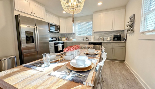 Ideal Park Circle home to explore Charleston - minutes to restaurants & shops in North Charleston