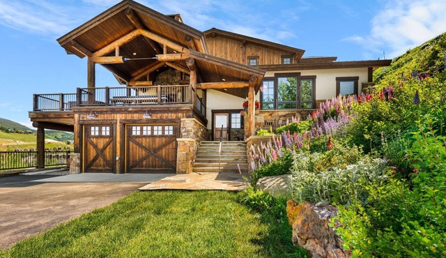 INCREDIBLE views 1 block to ski area, free bus to town, hot tub,