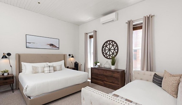 Independence Square 211, Chic Hotel Room with Mountain Views, A/C, & Rooftop Hot Tub