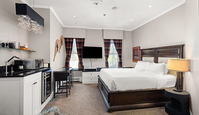Independence Square 302, Top Floor Stylish Hotel Room with Wet Bar, A/C, in Downtown Aspen