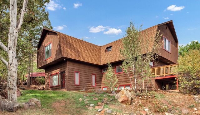 Inviting Red Mountain Retreat, Near Hot Springs & Downtown, Great for Families