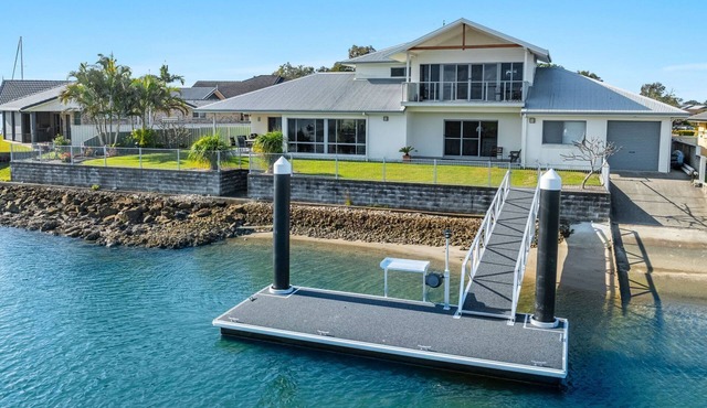 Jeffery River Retreat - Pet Friendly With Private Pontoon - Holiday Yamba