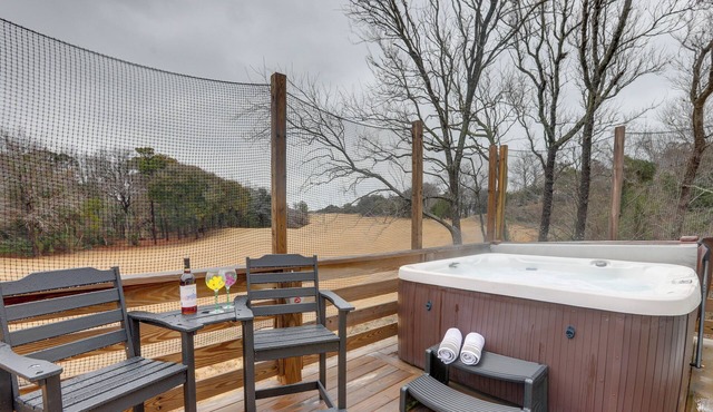 Kitty Hawk Apartment w/Hot Tub - 1 Mi to Beach! in Kitty Hawk