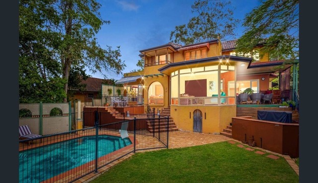 Kozyguru | St Lucia | Warm and Cozy | 4 Room House | Free Parking