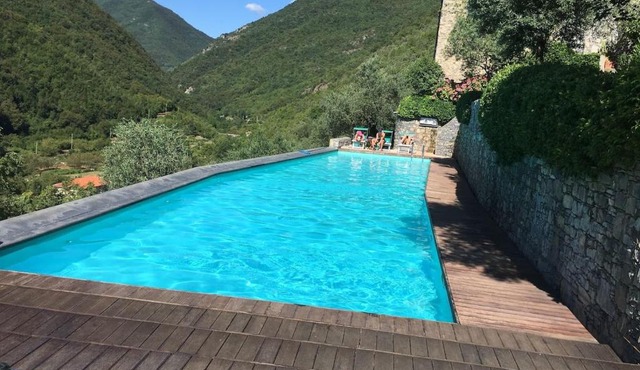 La Scala Sleeps 4 with Mountain Views in Colletta