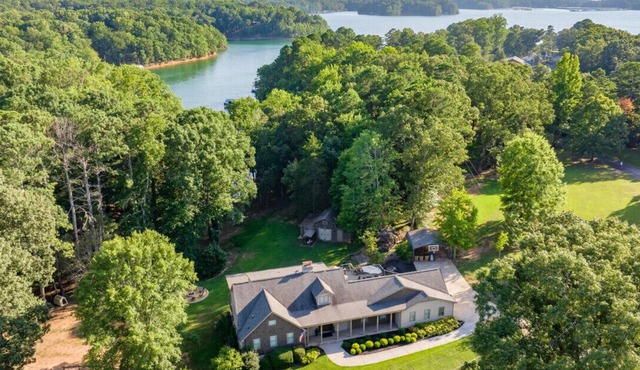 Lake Lanier Lakefront, Swim, Kayaks, Sauna, Gym, Pickleball