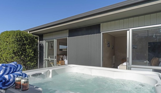 Lake Views, Spa Pool, Private Yard & Sun Deck, Close to Town